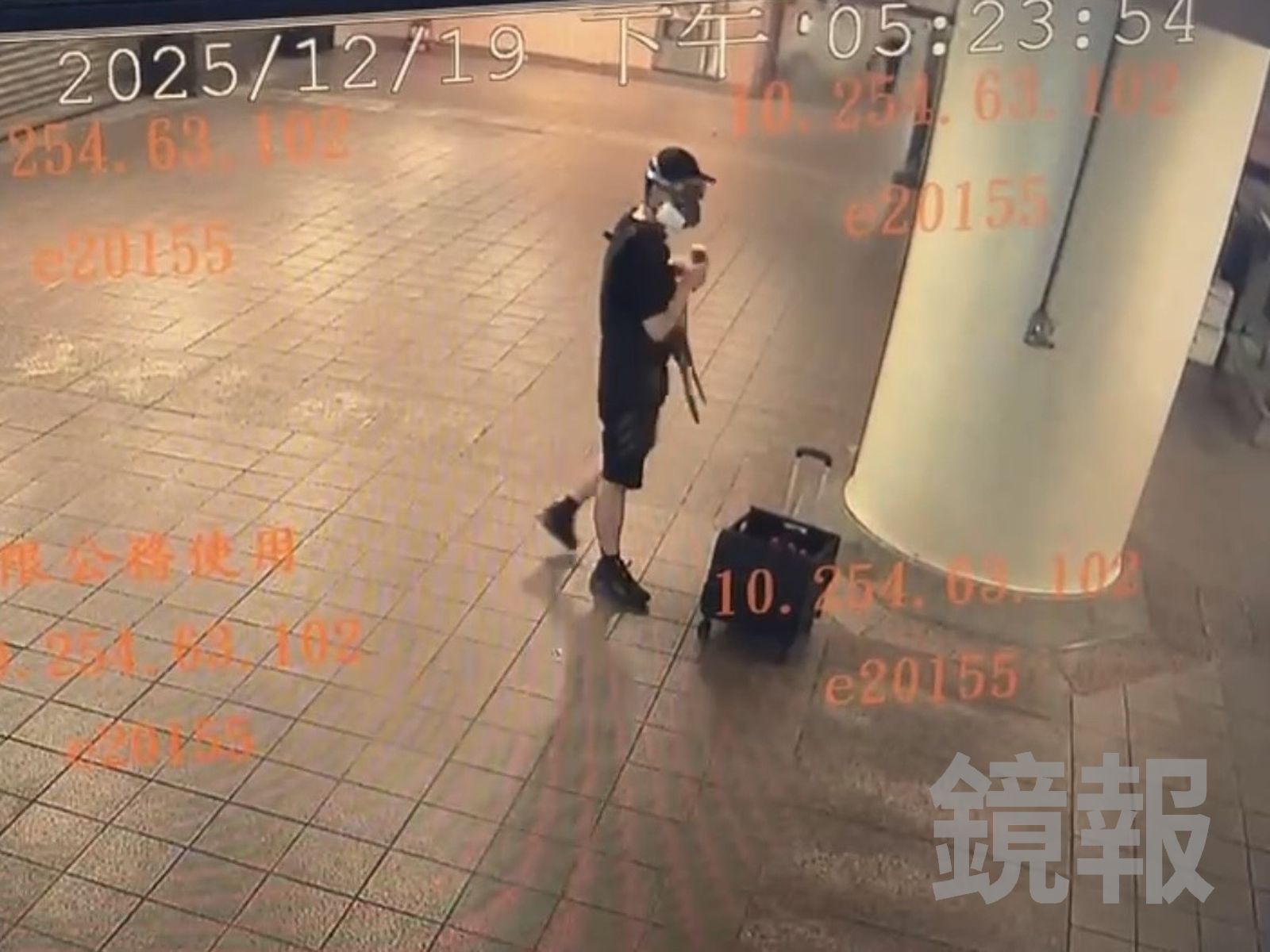 北車M8丟煙霧彈畫面曝光！嫌犯戴防毒面具點燃連丟4顆