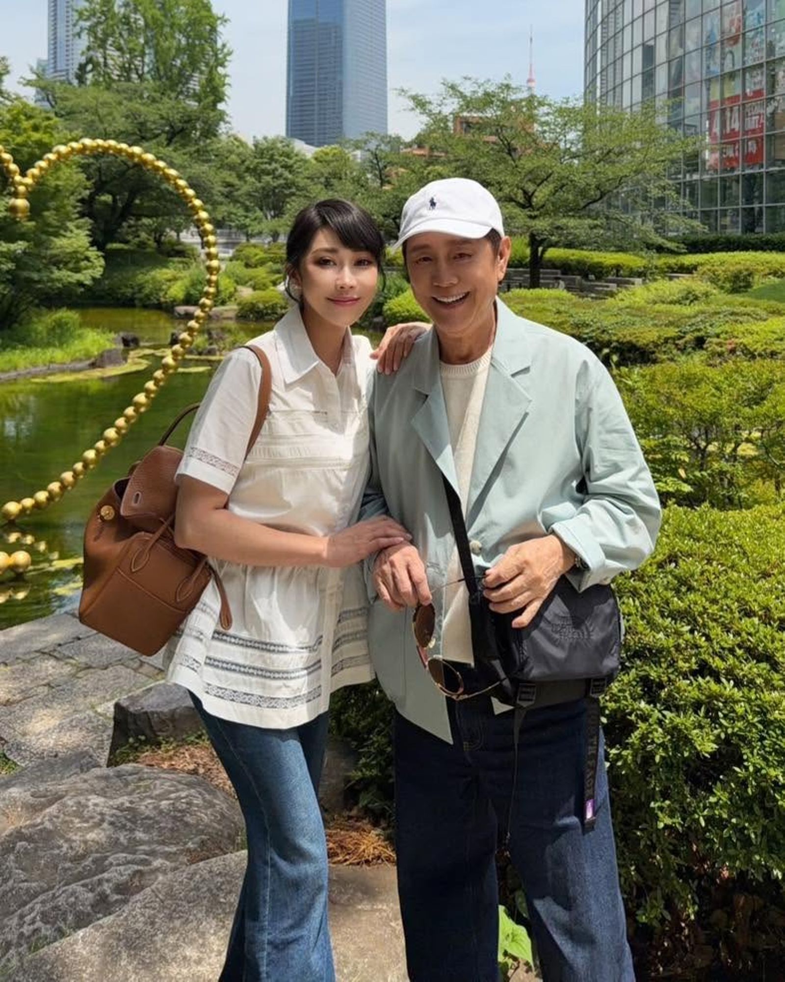 黃露瑤(左)與爸爸黃西田感情好。圖/翻攝自黃露瑤 Mikolina臉書