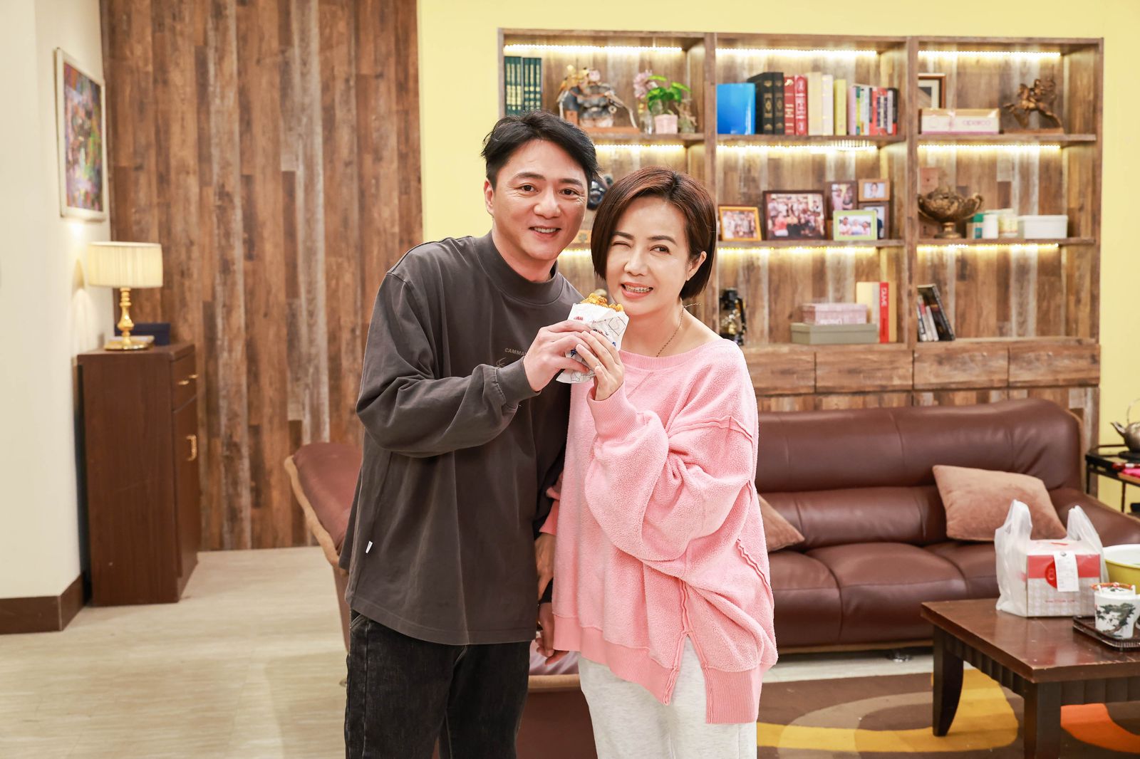 陳仙梅（右）與藍葦華飾演夫妻。民視提供