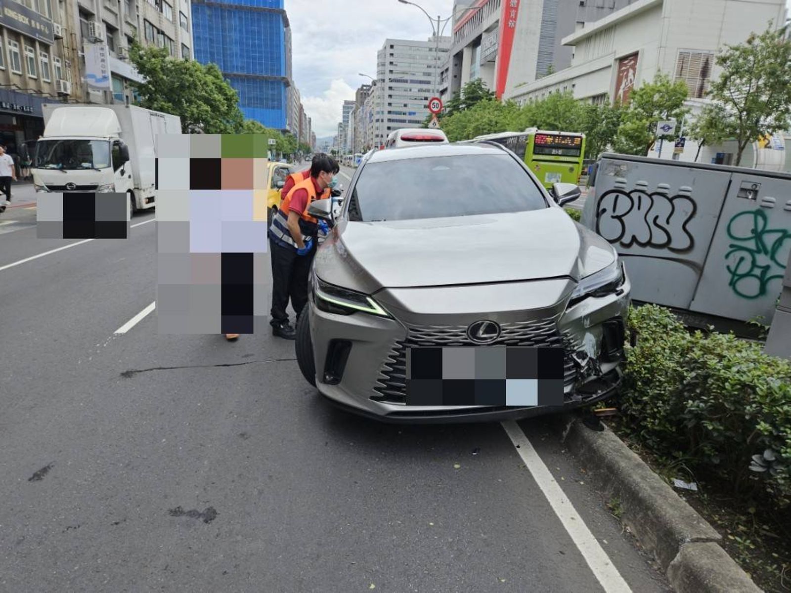 70歲駕駛開車失控撞分隔島!小巨蛋旁283戶停電 台電急搶修