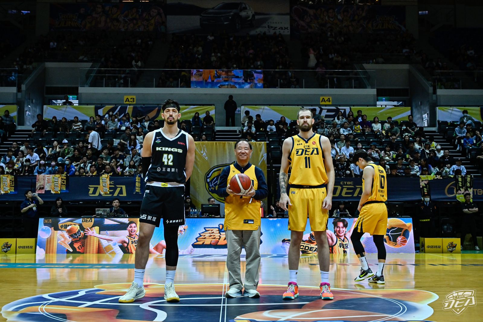 籃球名人堂理事長葛永光為賽事開球。圖/中信特攻提供