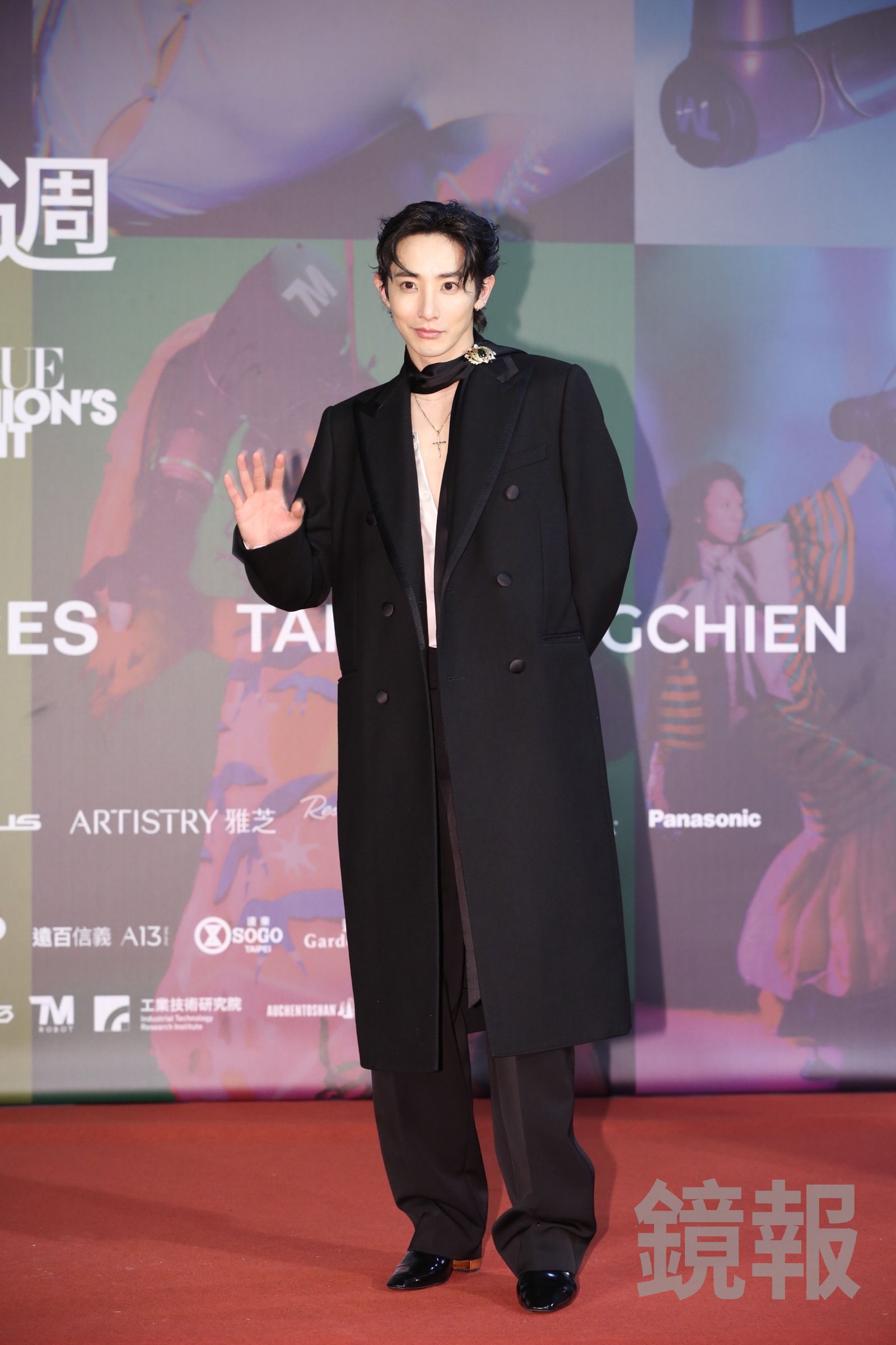 李洙赫服裝跟設計師討論過，主要走「暗黑系」風格。李鍾泉攝