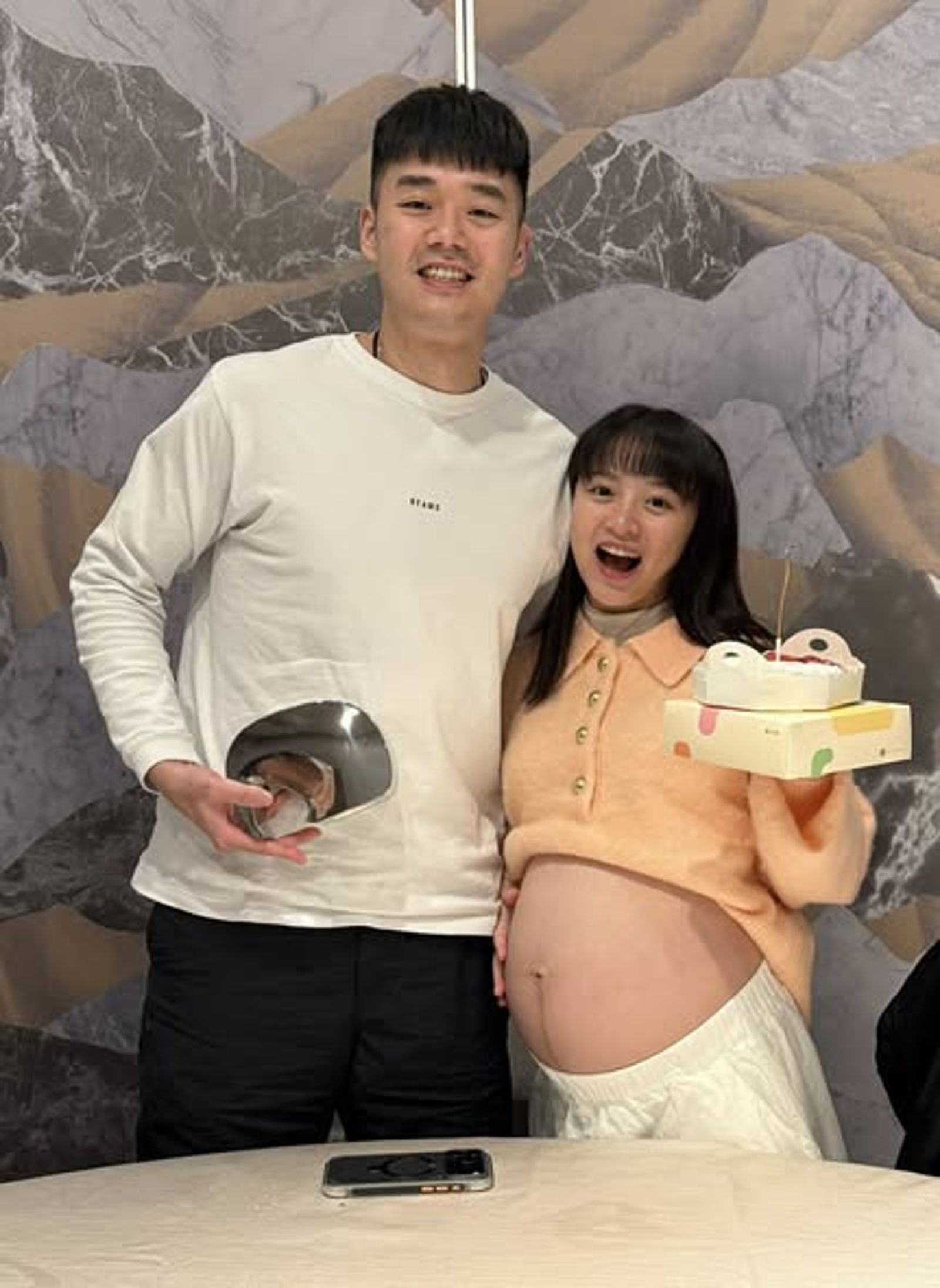 王齊麟和老婆十元在生日宴上開心合照。翻攝王齊麟臉書