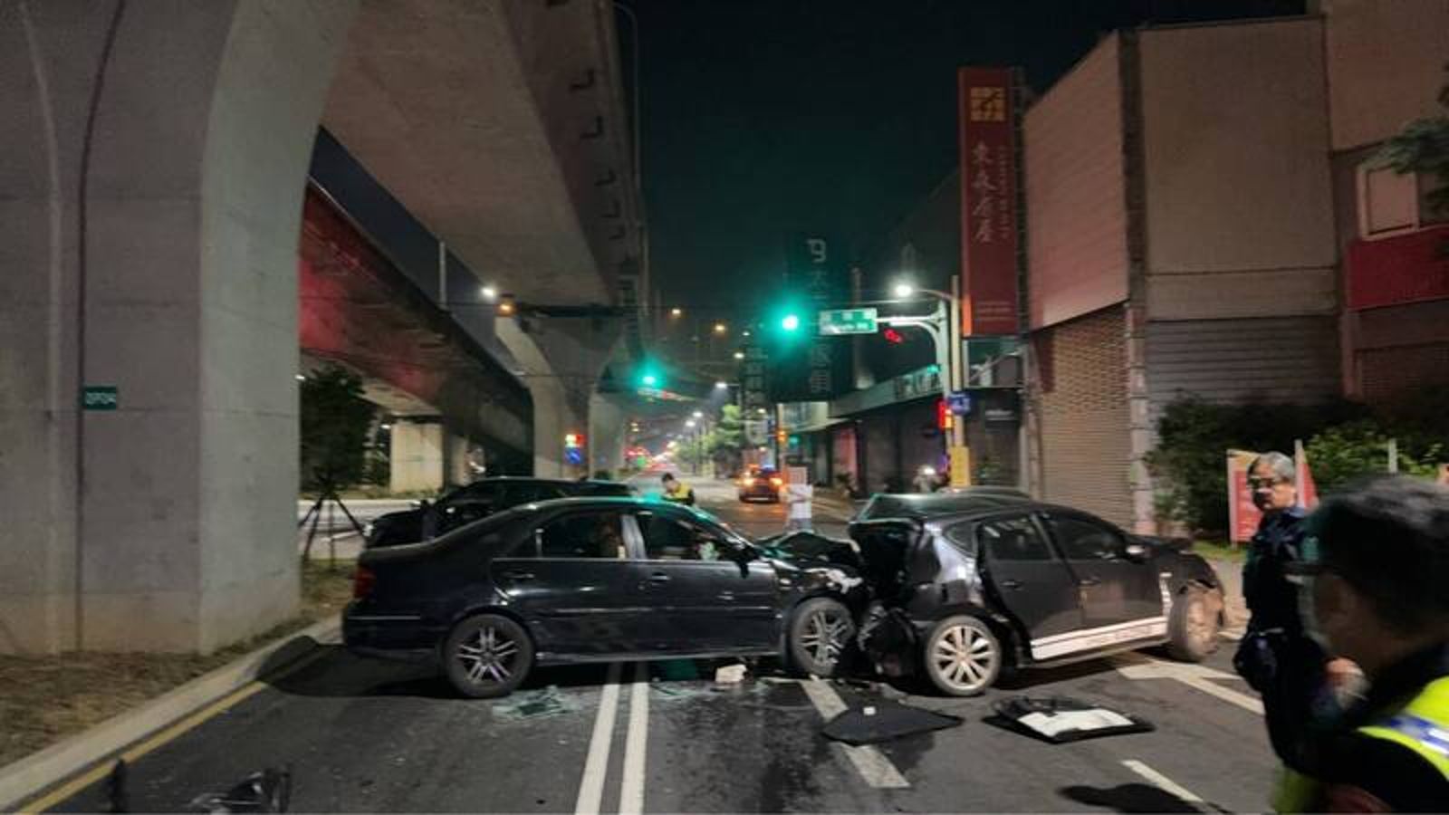 凌晨驚魂!中市環中路4車連環撞 女駕駛猛踩油門釀車頭全毀昏迷送醫
