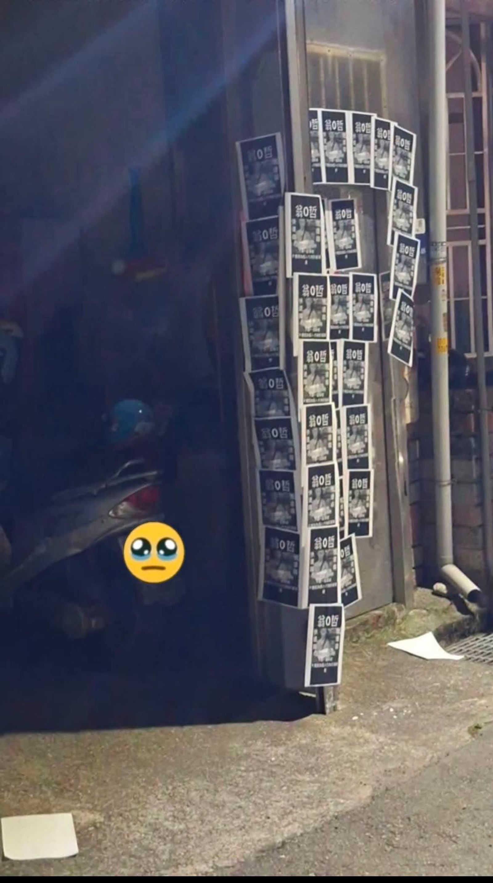 民宅住家大門被貼滿個資的紙張。翻攝threads(保護來源不揭露帳號)