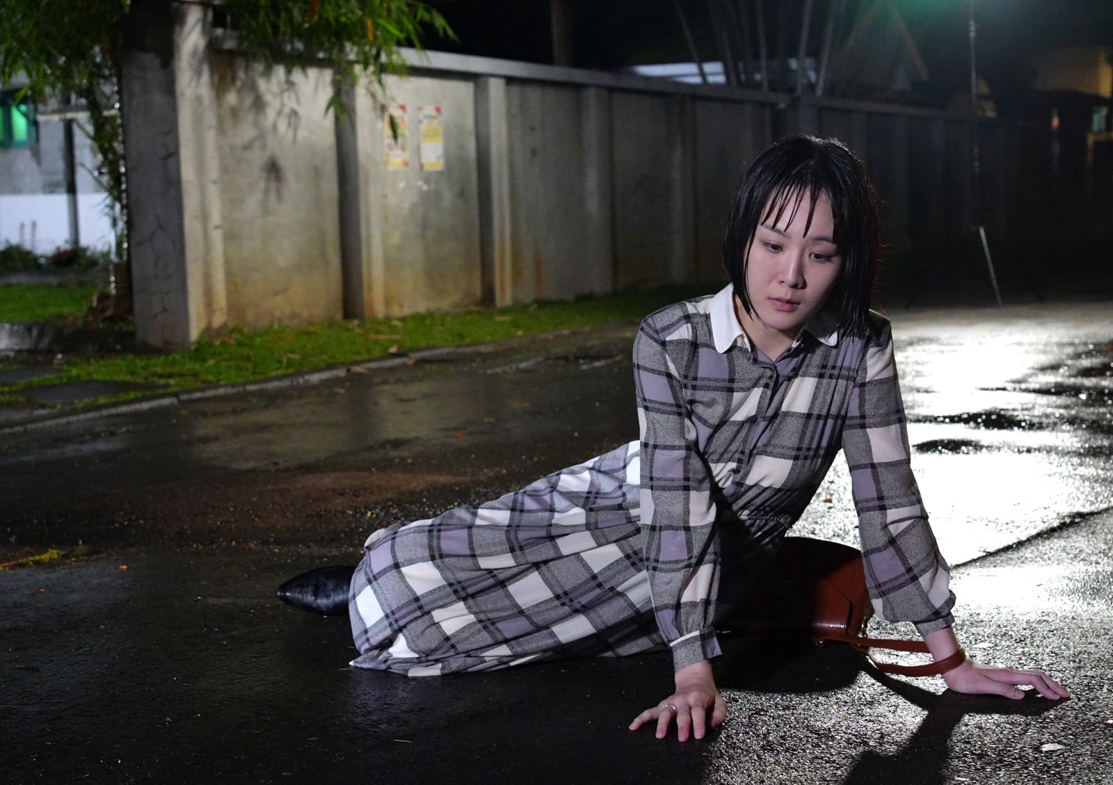 台8女星失戀又濕身!拍攝片場裙子遭扯驚險走光 男星羞認:有發現