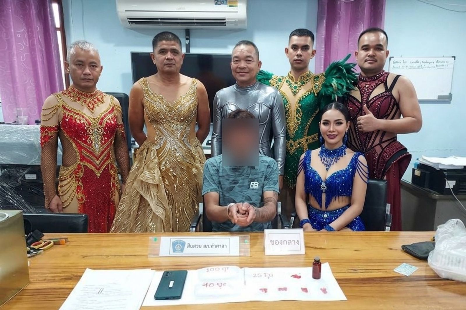 5男警假扮「性感舞孃」臥底!成功抓到毒販 逮捕上銬畫面瘋傳