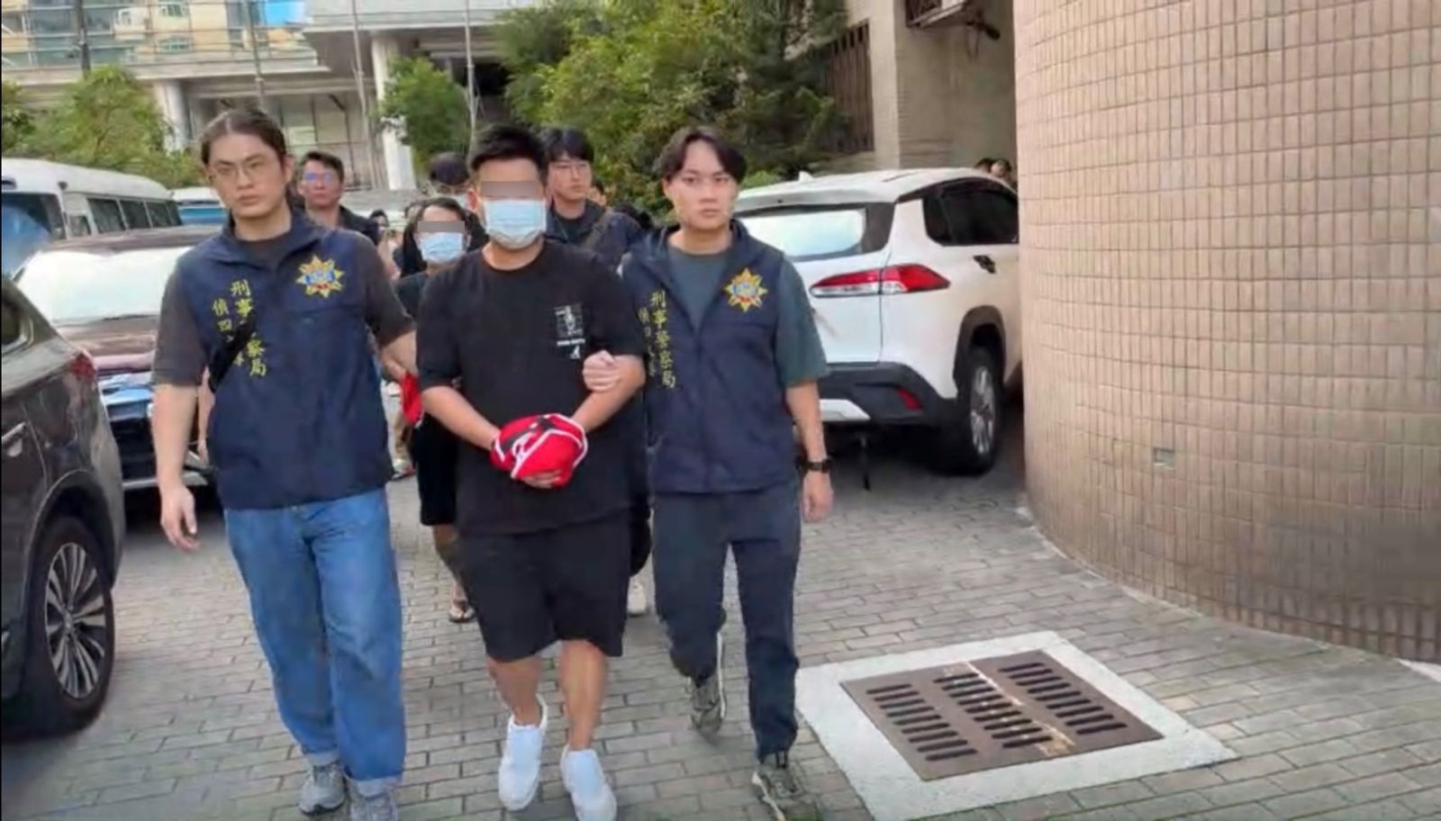 吳政修（首個）設立戀愛詐騙機房並招募年輕女子兼差。翻攝畫面