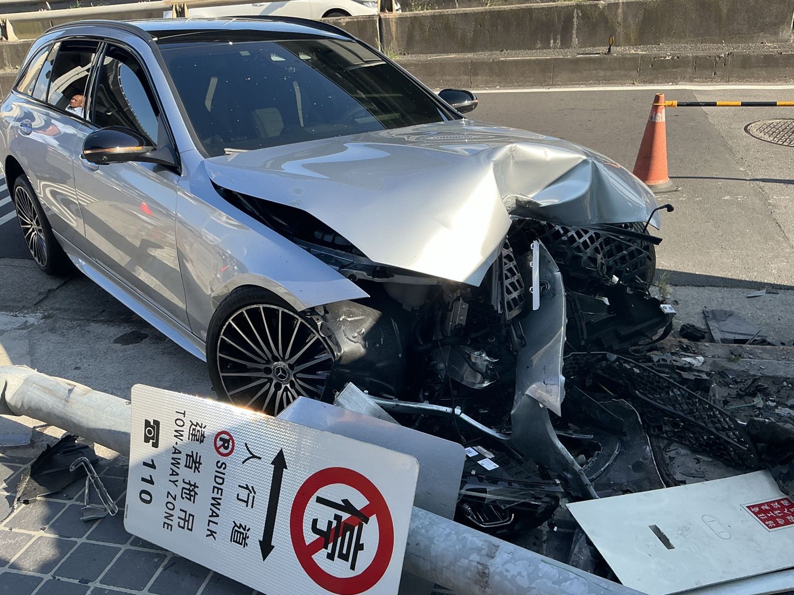 瞌睡片／你累了嗎？北市賓士男打盹撞橋墩　反彈猛撞變電箱險未釀爆炸