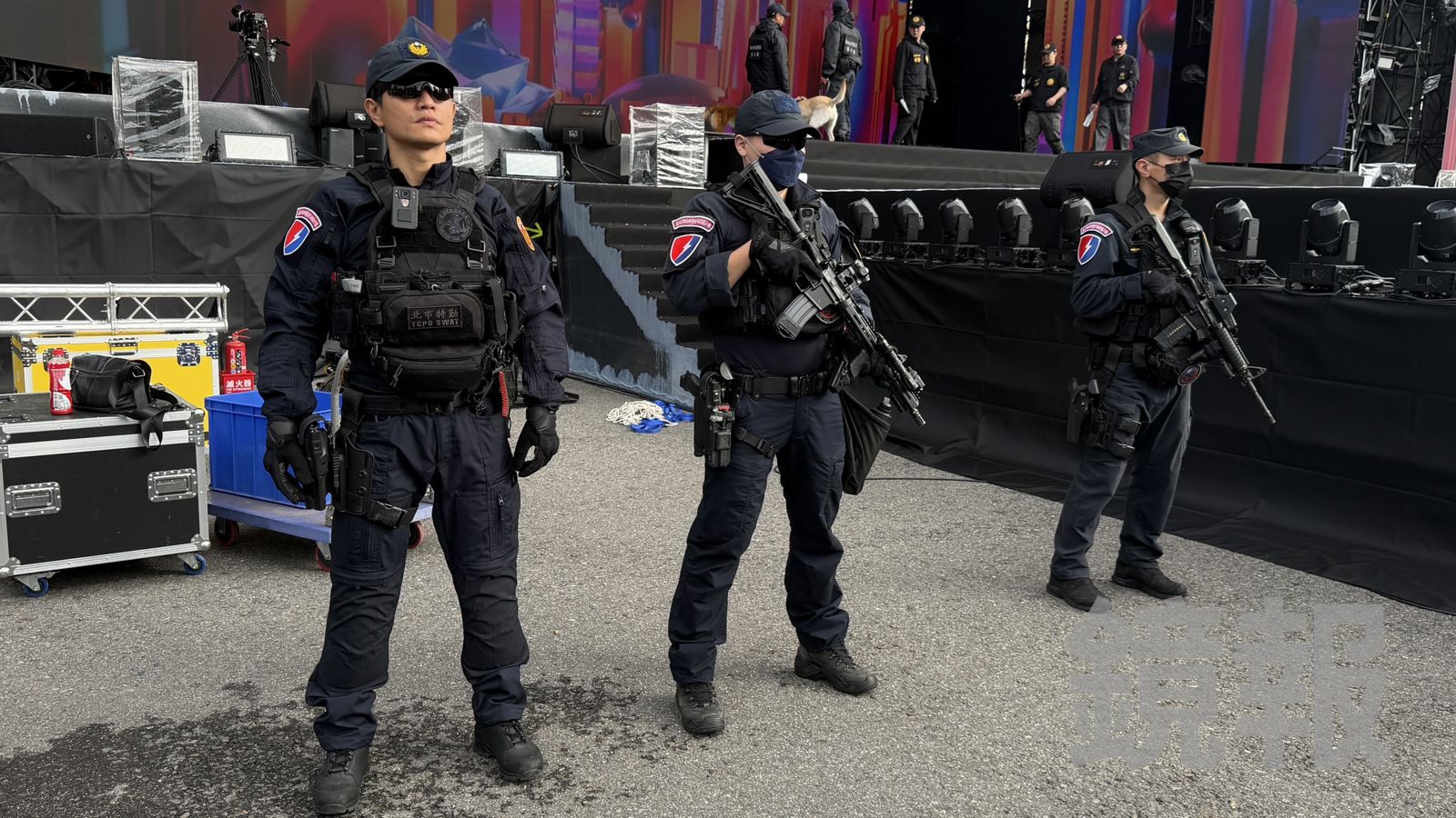 維安特勤隊全副武裝,跨年當天現場警力均配槍彈避免意外發生。顏凱勗攝