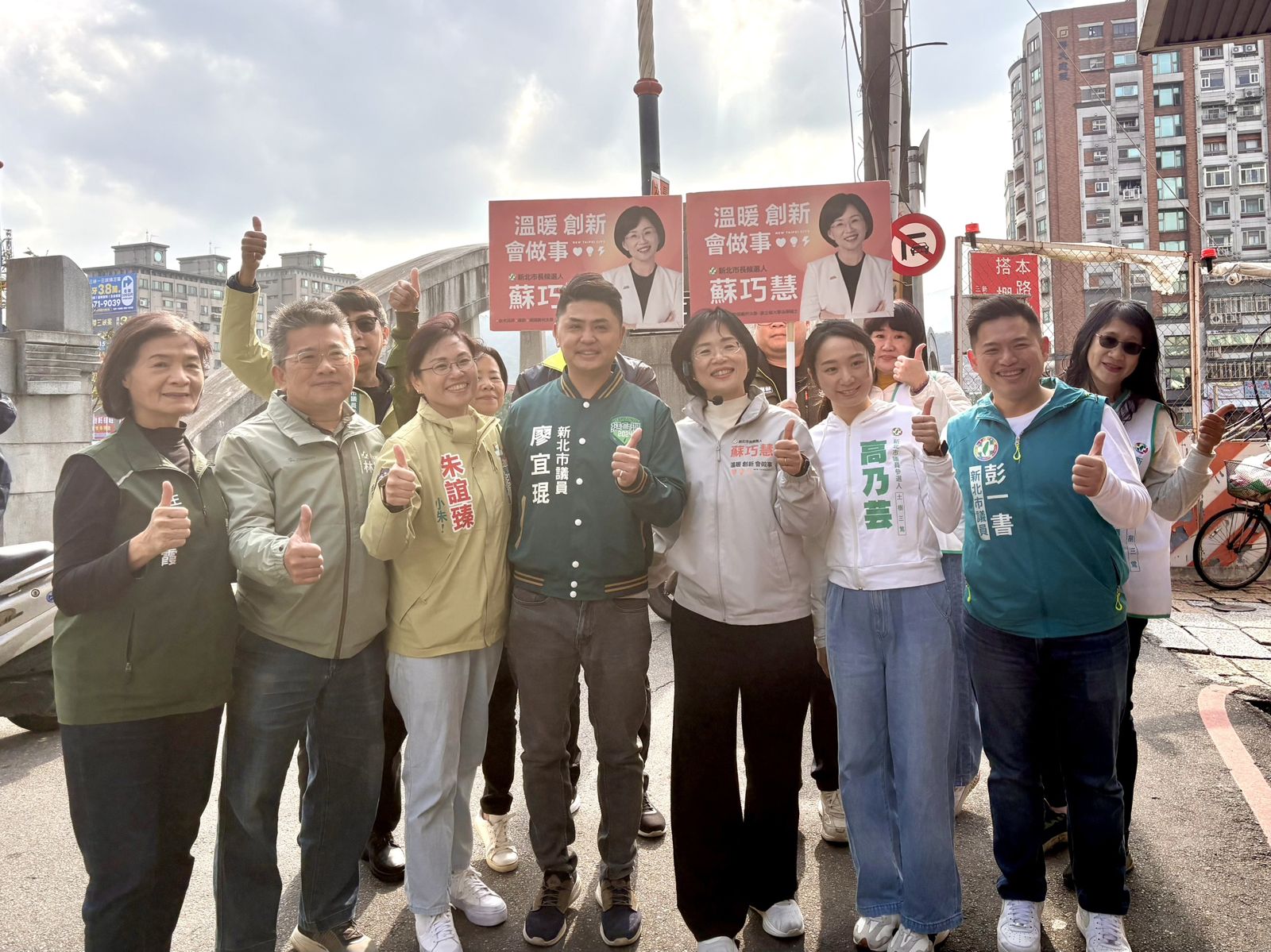 蘇巧慧今早偕同小雞掃街拜票，眾人一字排開力挺「新北隊長」蘇巧慧。（圖/／蘇巧慧辦公室提供）