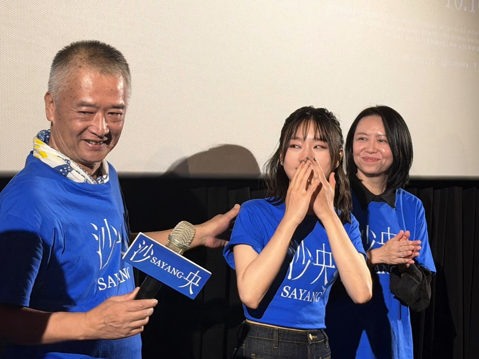 《沙央》導演湯湘竹(左起)、湯詠絮、製片人張煒珍出席影人見面會,湯詠絮忍不住感動落淚。圖/甲上娛樂
