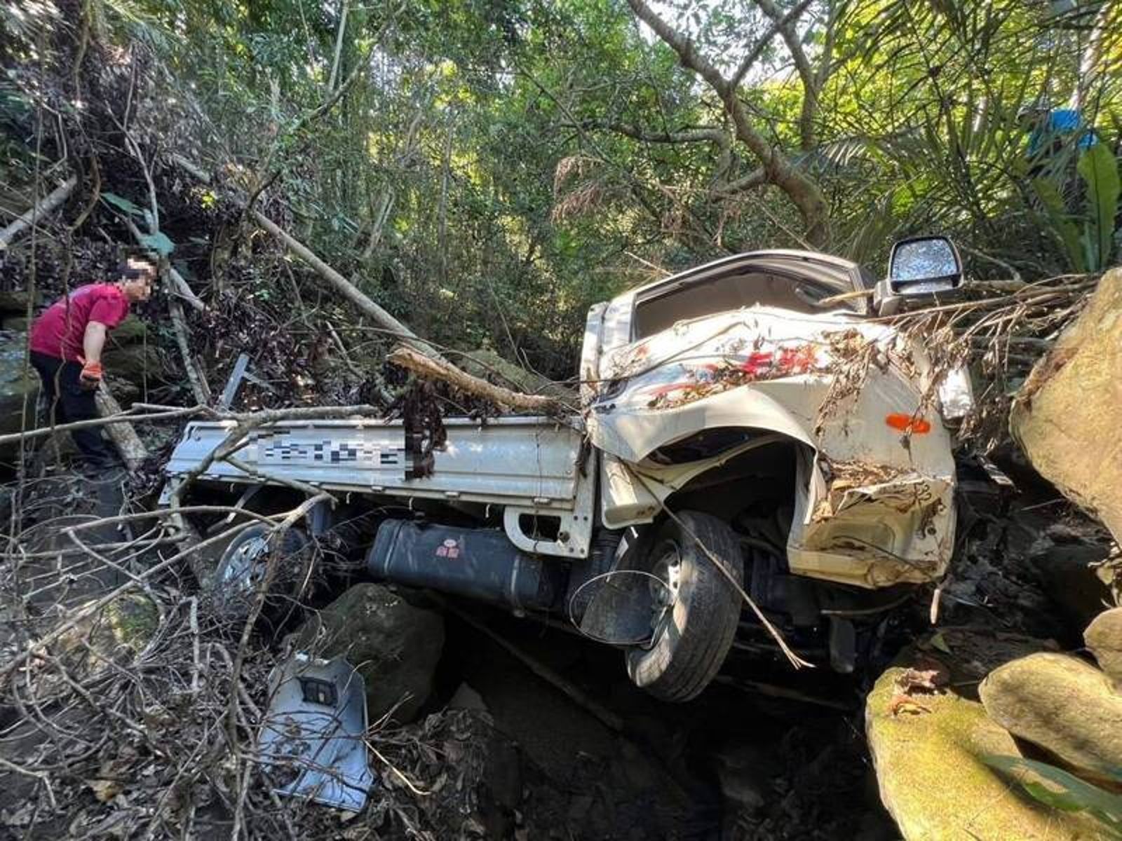 南投山區尋獲墜谷小貨車　車內乾屍面目已非...疑為1個月前失蹤男