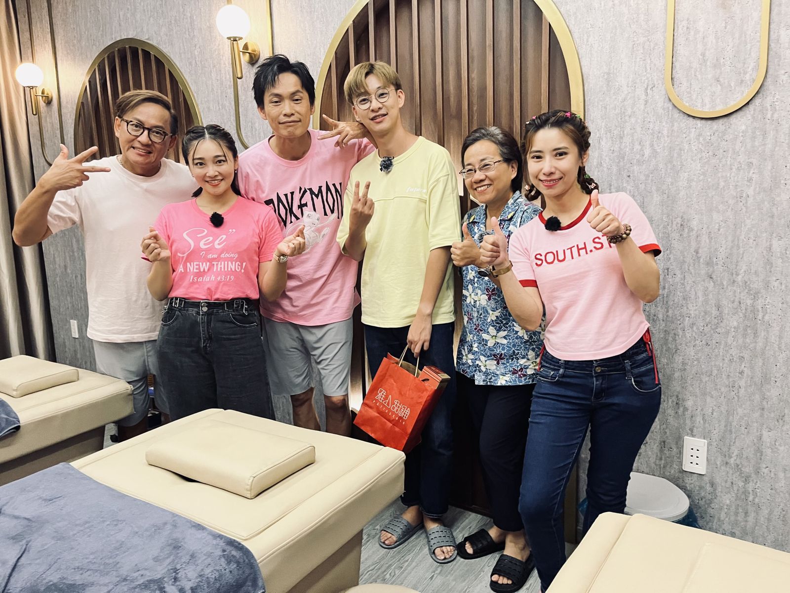 詹姆士(左起)、張文綺、黃鐙輝、強尼、台語老師、陳怡婷一起享受越式洗髮按摩。公視台語台提供