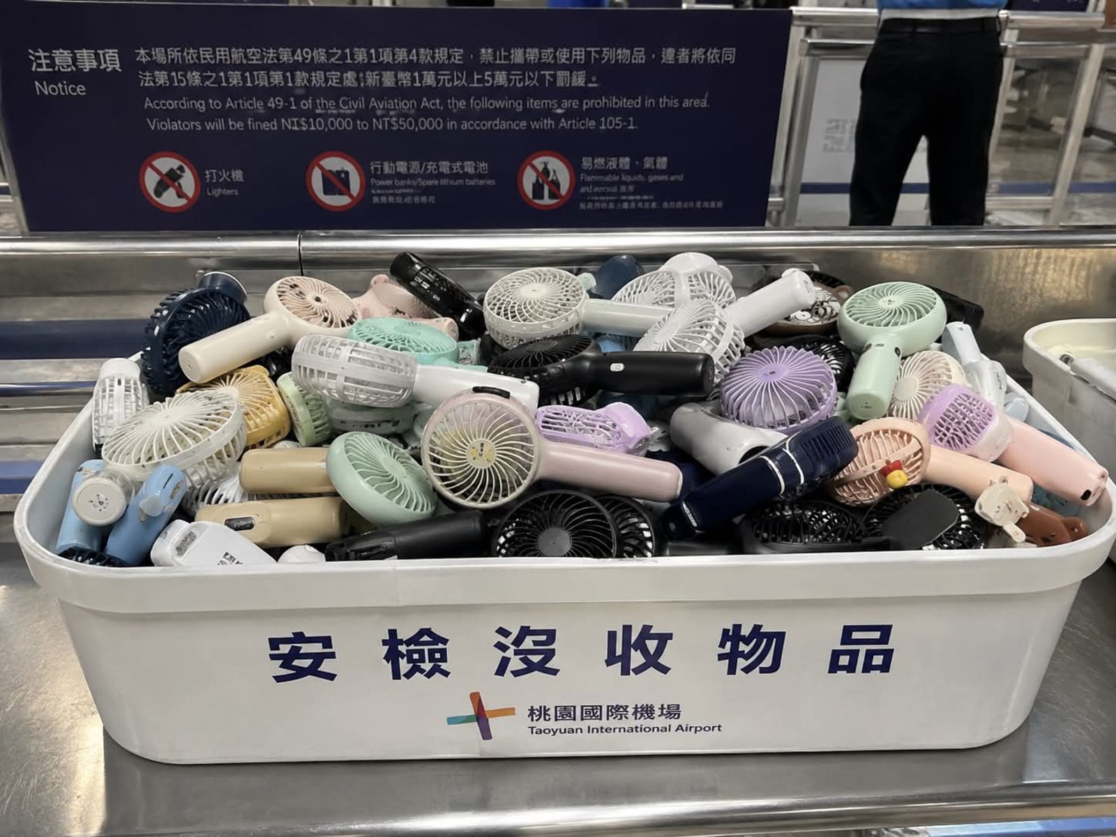 機場安檢台滿滿手持電風扇不過關。圖/翻攝自Threads