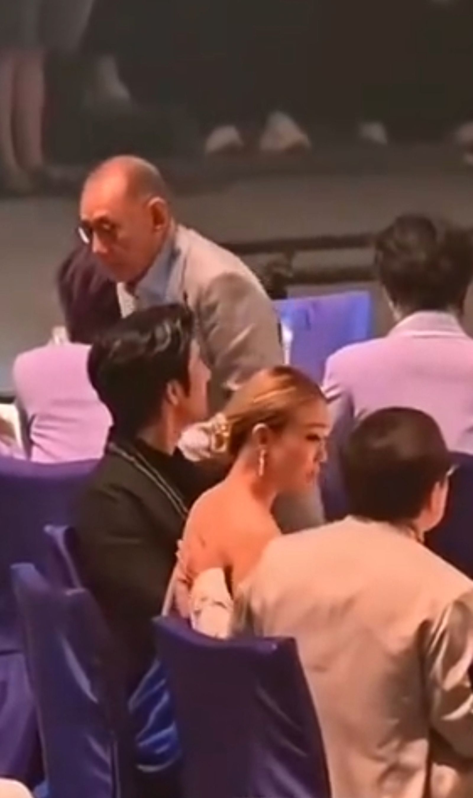 成龍(右)的手滑到容祖兒背上。翻攝微博