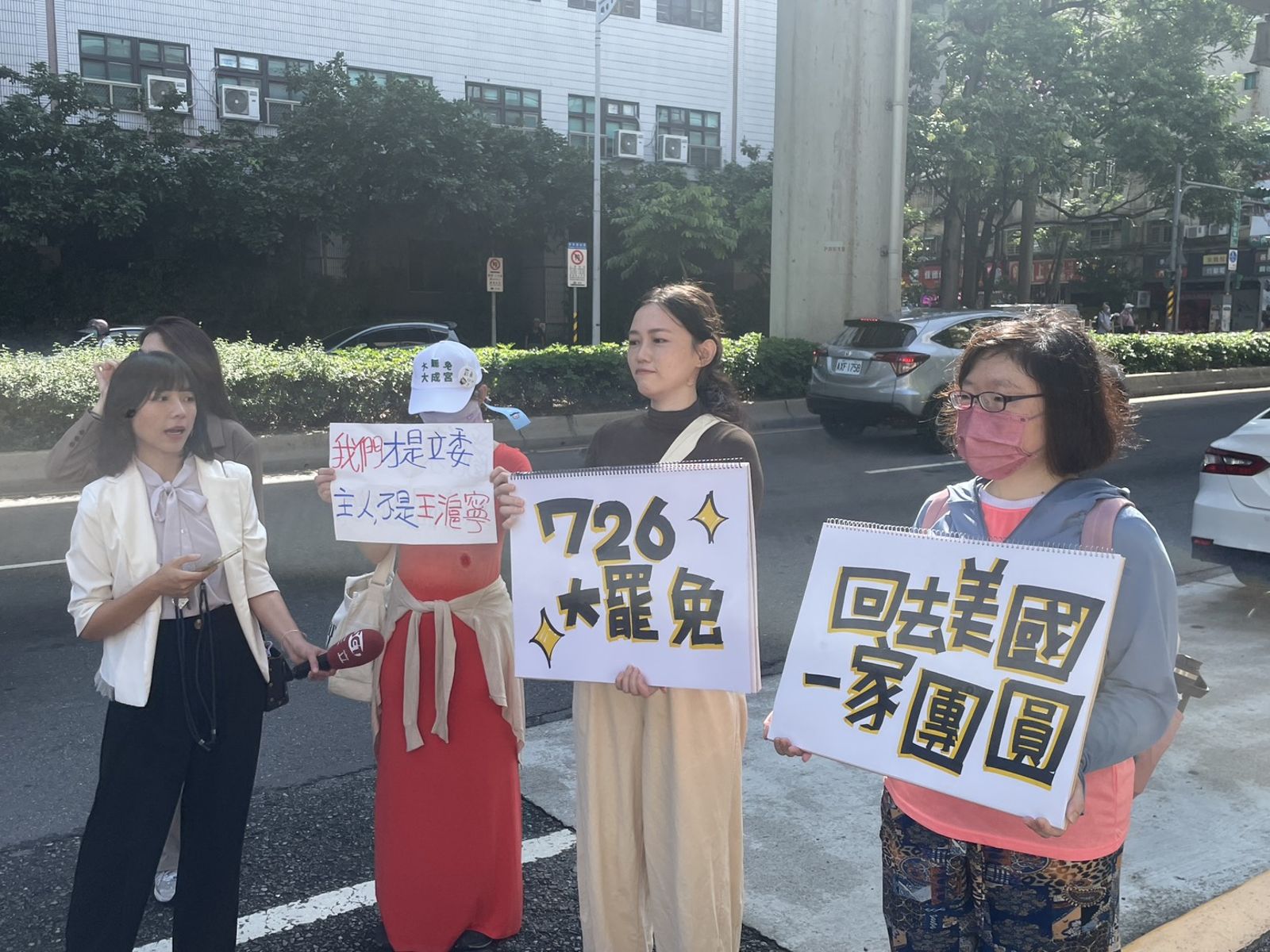 台灣基進秘書長吳欣岱今(13日)一早就站在李彥秀造勢活動前,質疑李把持地方資源,要求政治退出校園。(圖/陳凱貞攝)