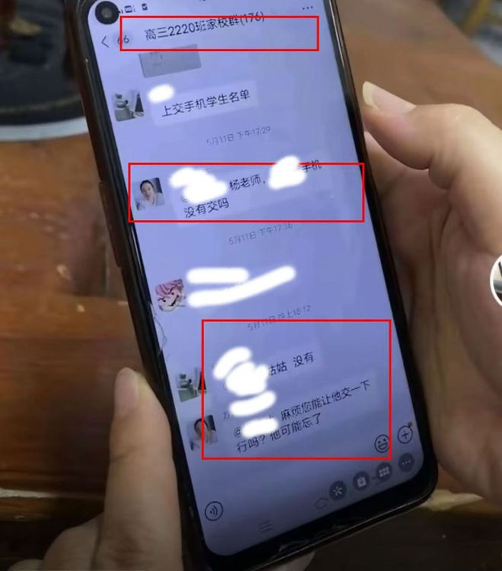 網路瘋傳一張疑似為行兇學生姑姑要求老師收走學生手機的對話記錄。圖／翻攝自微博