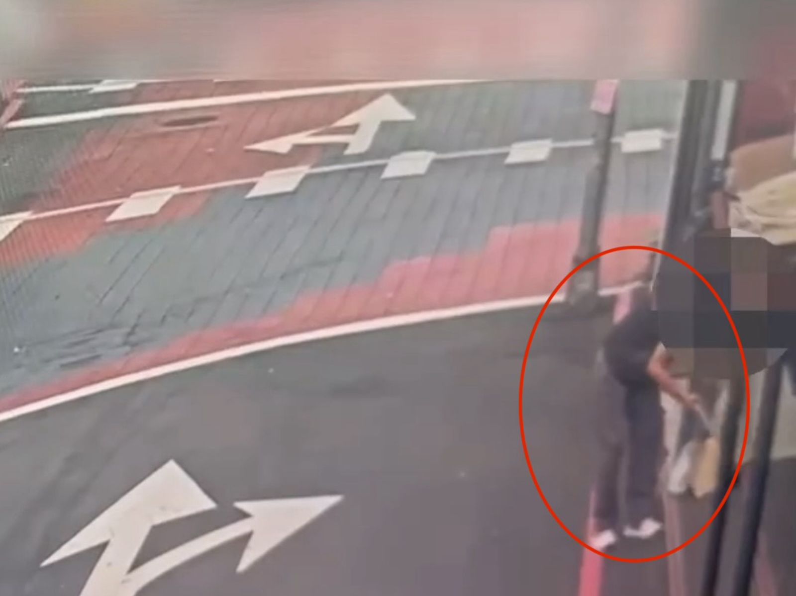 早起的鳥兒有蟲吃？公園阿伯運動順手帶走女酒客包