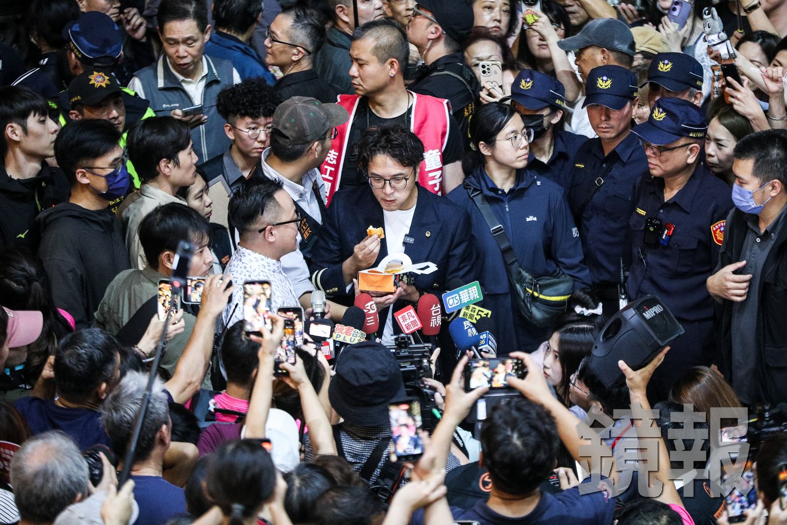 民進黨台北市長參選人沈伯洋品嚐馬露醬搭配雞蛋糕,嘴裡越嚼、表情越困惑。攝影鄒保祥