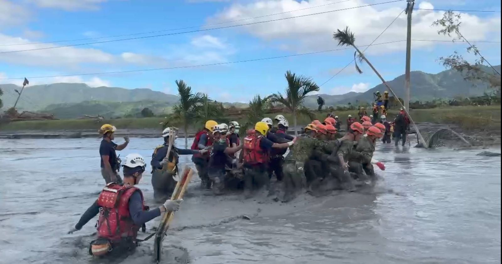 有片／急流中築人牆！高雄特搜隊重災區再尋獲女性遺體　27壯漢湍急泥浪中護送亡者上岸