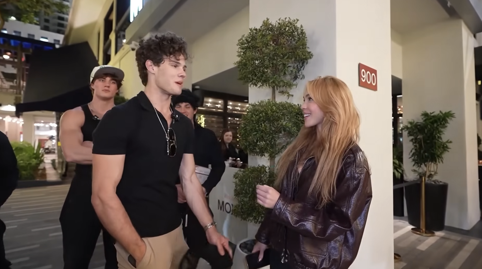 20歲網紅直播突發意外！神情恍惚、反覆碎念：徹底毀了　友人急關直播送醫急救