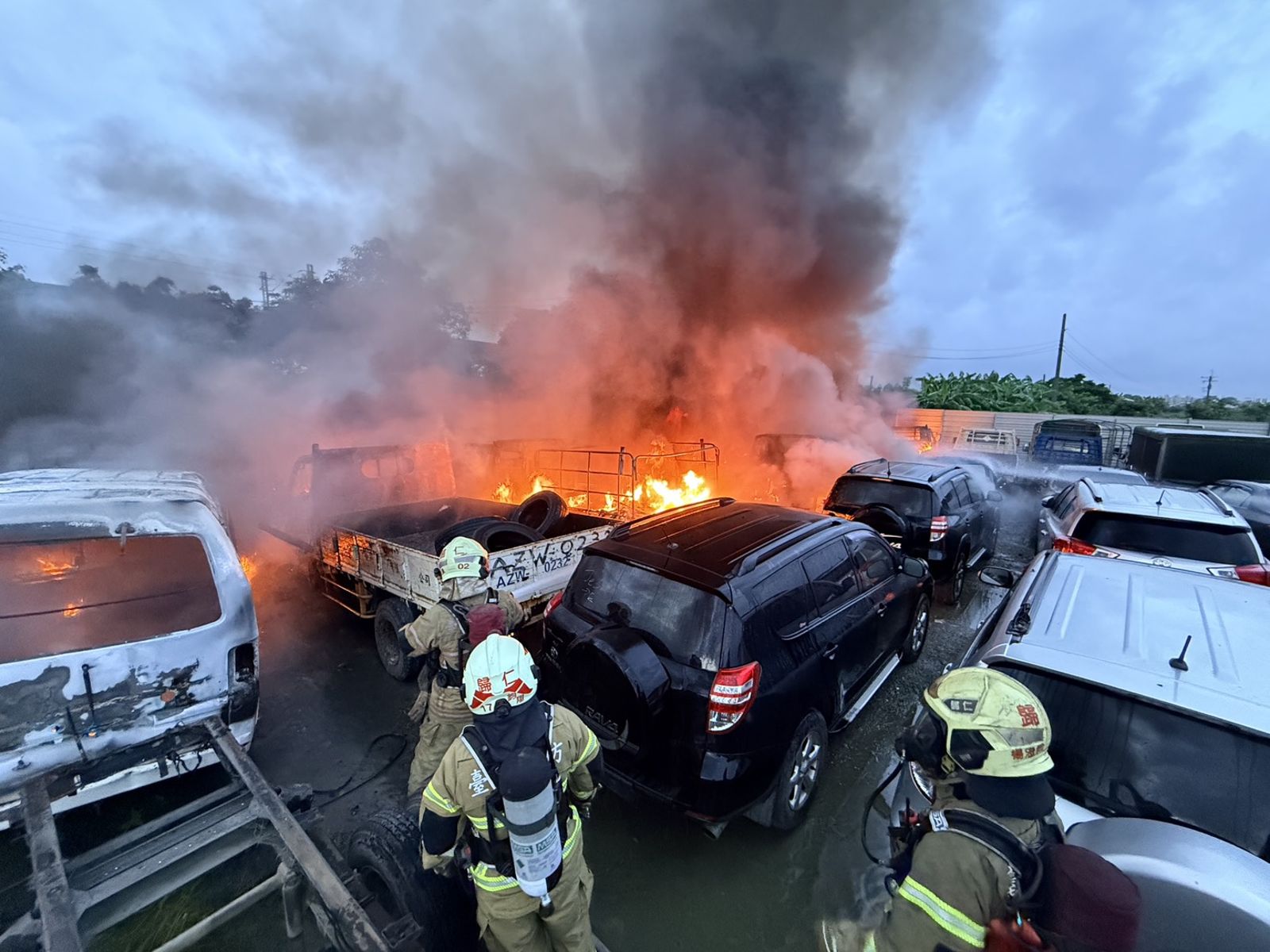 驚悚畫面曝光!台南廢棄車場驚傳大火 70輛汽機車陷火海
