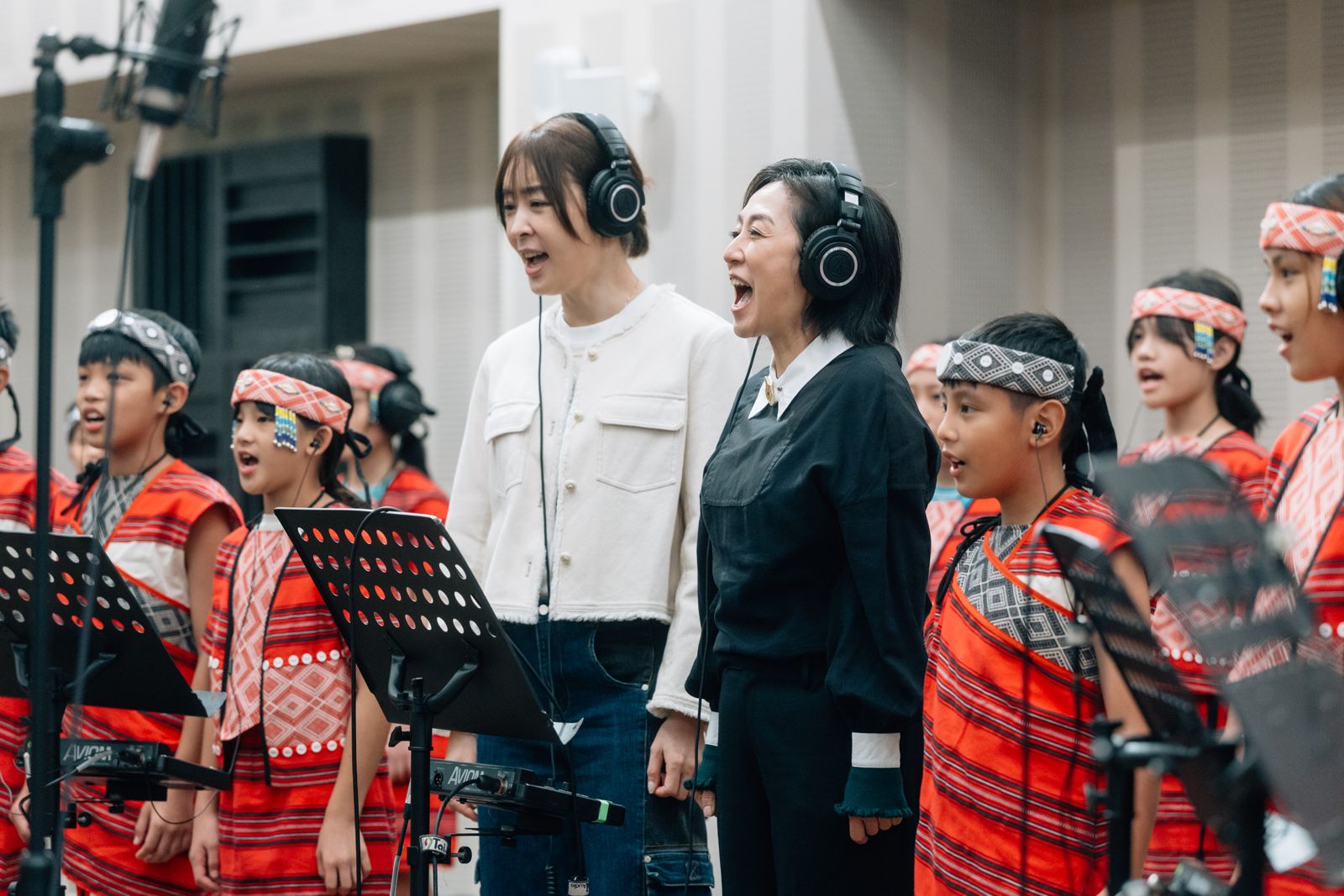 賈永婕、黃韻玲與嘉興國小合唱團一同錄音。北流提供