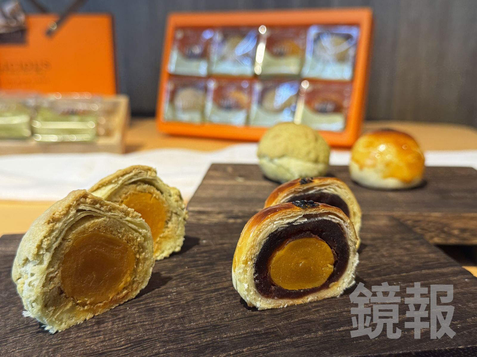 范頭家客家餐廳首推蛋黃酥禮盒,料理團隊把客家人熟悉的「擂茶」揉進蛋黃酥,因費工、成本高,價格拉高到每顆逾百元,限量600盒已賣出八成。林建鋒攝