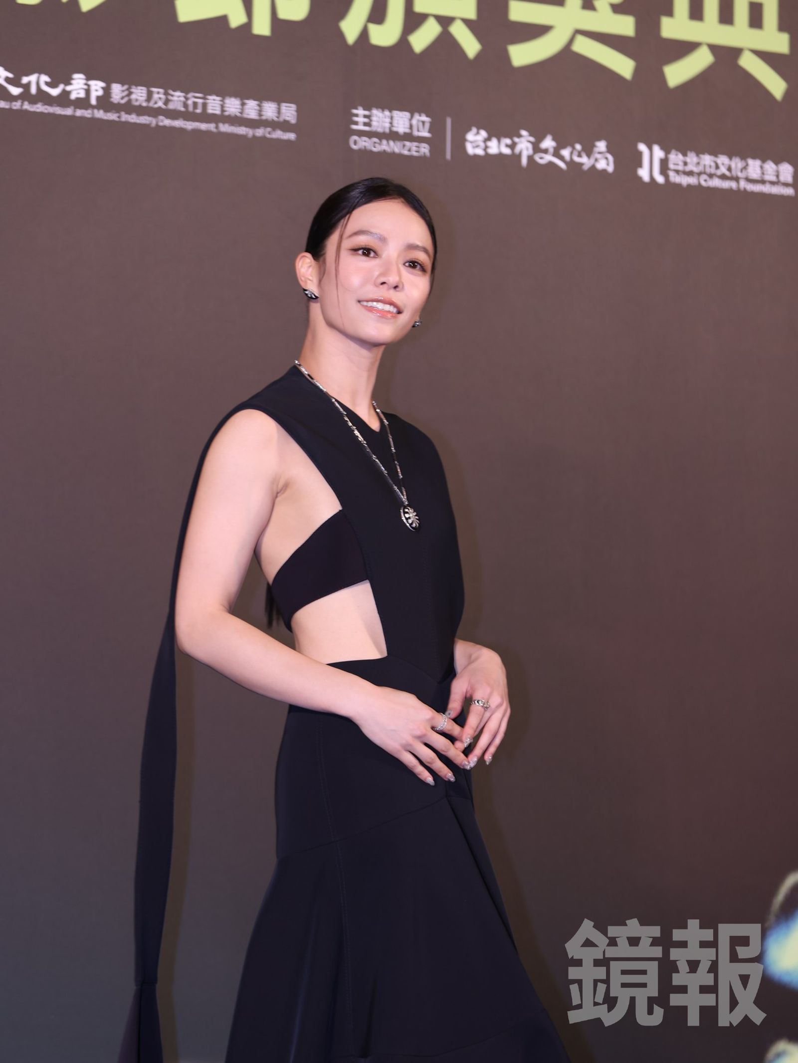北影大使宋芸樺身穿腰間鏤空的禮服出席北影頒獎典禮。攝影組