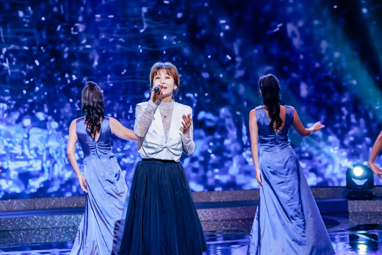 苦情歌后蔡秋鳳演唱〈金包銀〉。中視提供