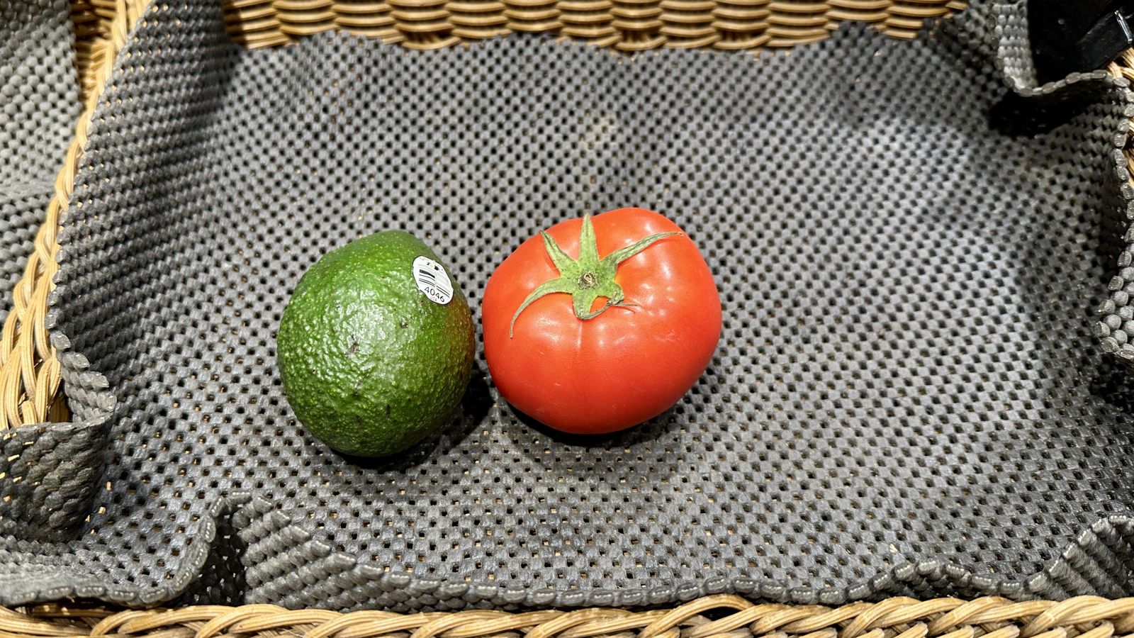 蔡男身上搜出的偷盜物品。圖／翻攝畫面