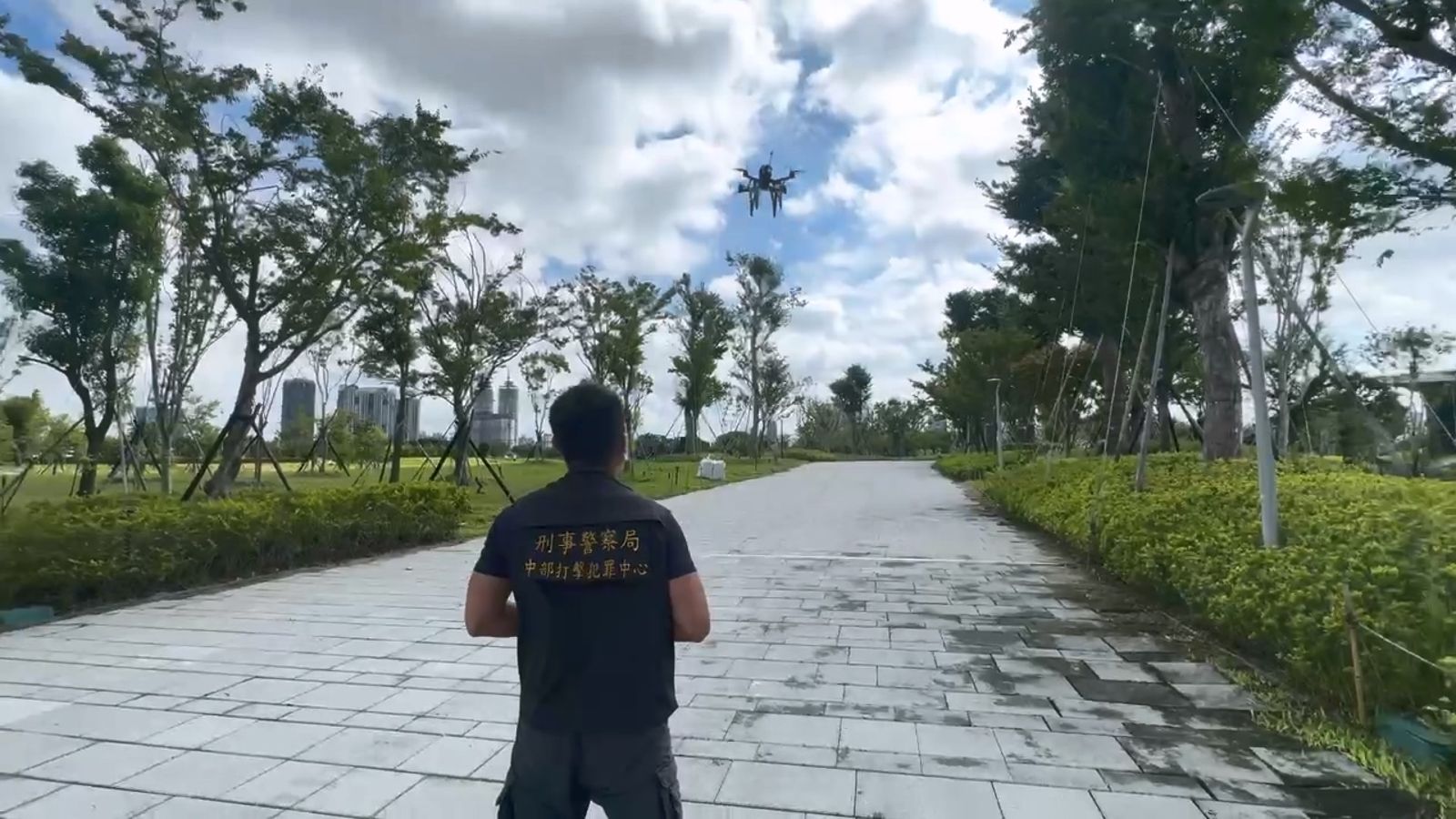 警方出動無人機協助圍捕嫌犯。AI示意圖