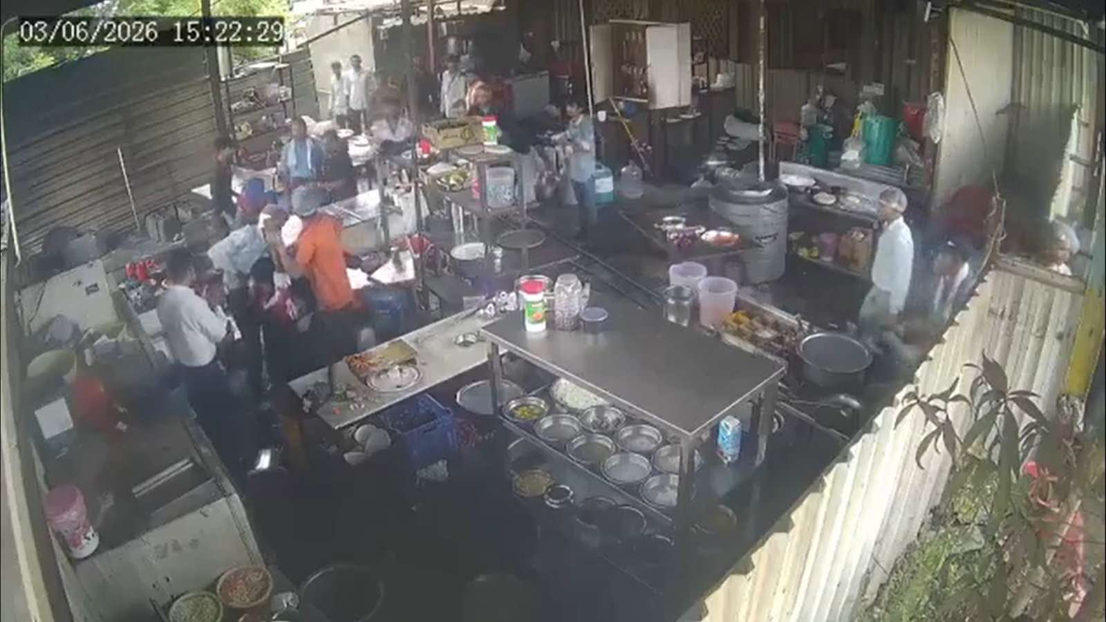 飯店冰箱「突然爆炸」20歲廚師遭碎片飛砸中頭…全身染血慘死