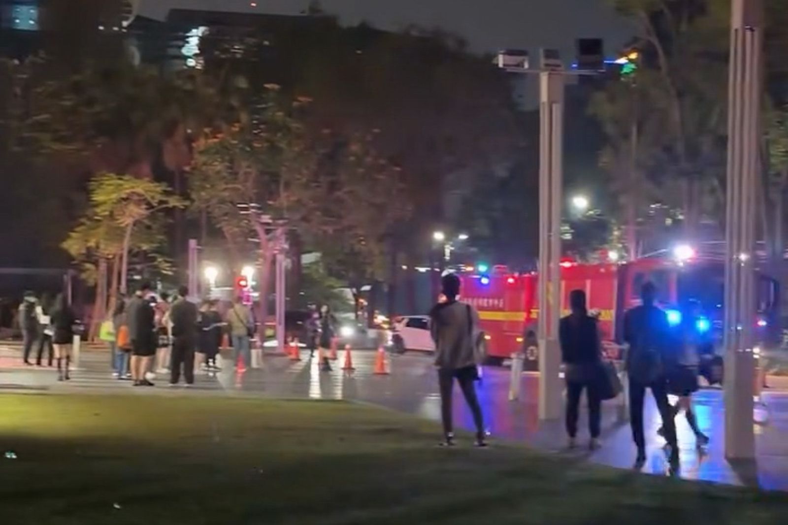 整排消防車停在大遠百樓下，不少民眾聞到燒焦味提早離場。畫面翻攝threads yyuutzz