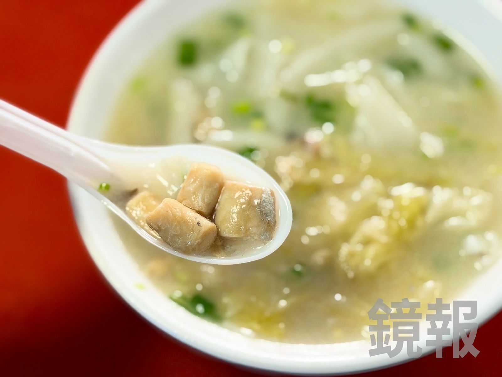 鼎邊糊的配料,吃得到白帶魚肉、高麗菜和肉絲。