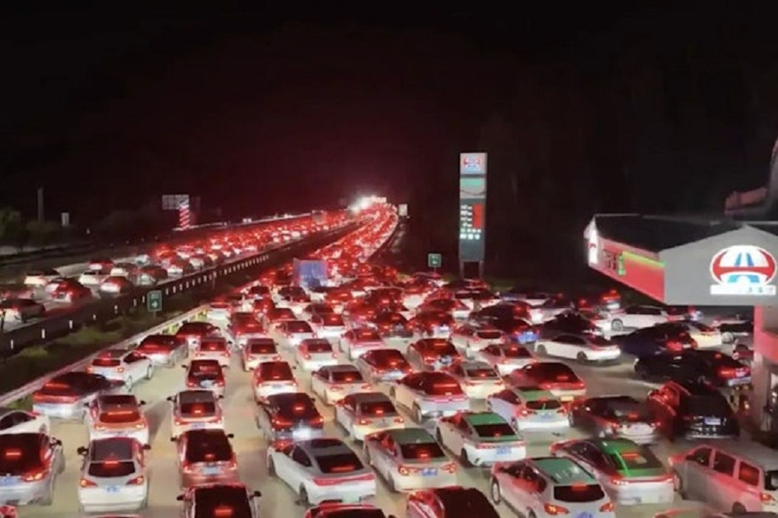 中國十一長假就是狂!國道變大型停車場 塞15小時依然車車車