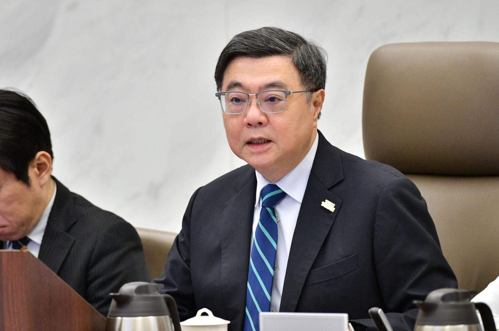 政院拍板：雇主仲介不得扣留移工身分證、護照　最高罰30萬元