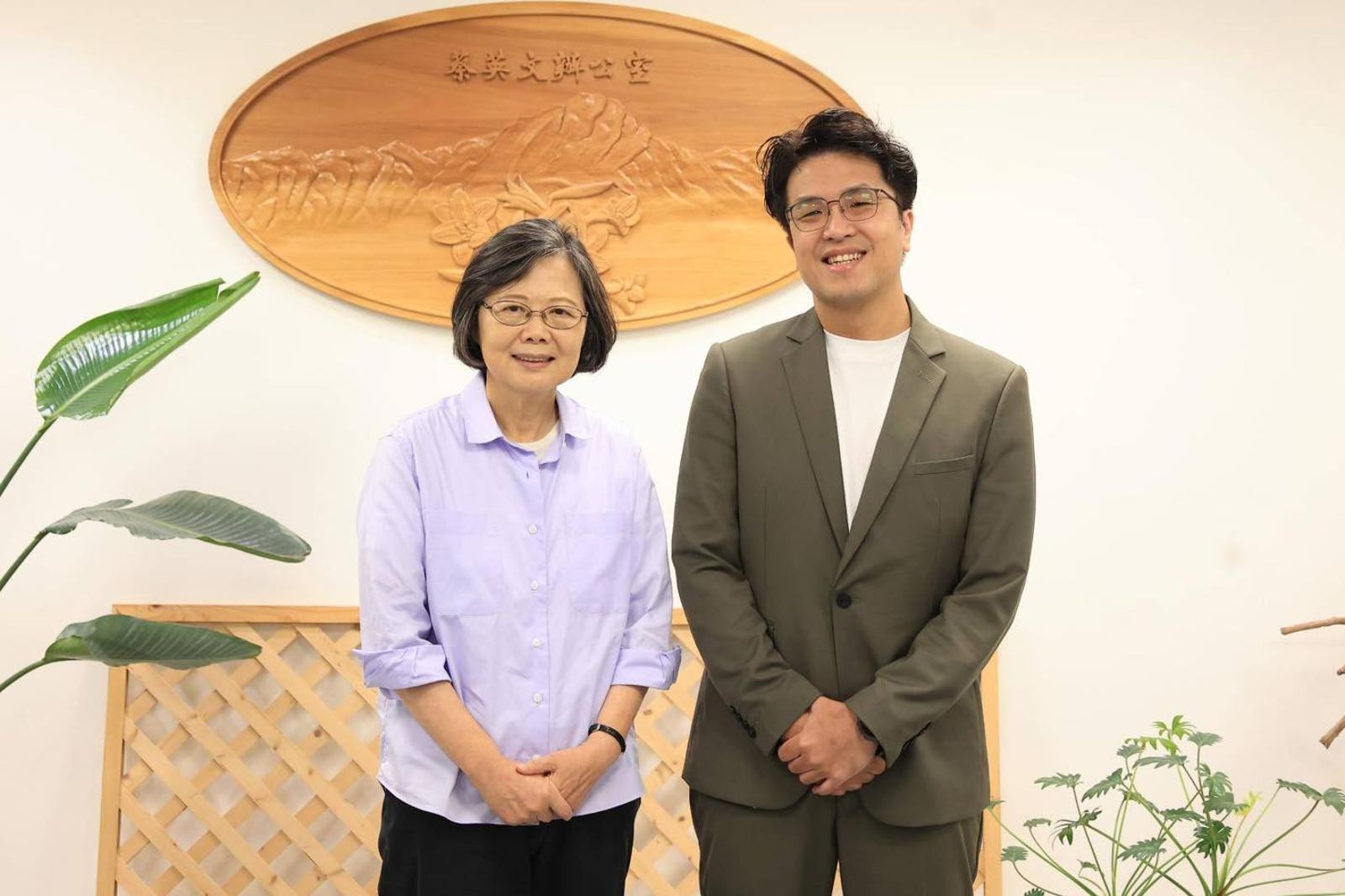 爬山再等等!沈伯洋先合體蔡英文討論市政 親挑登山杖、三色豆起司塊當伴手禮