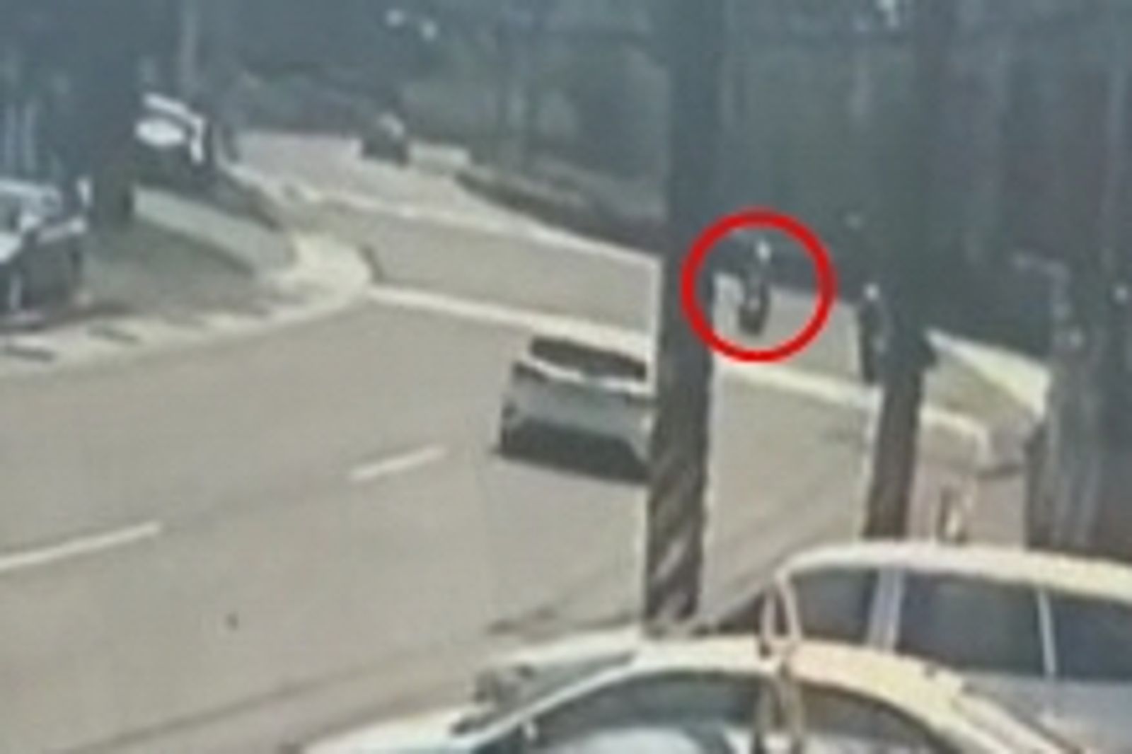 機車騎士(紅圈處)與白色轎車發生碰撞，噴飛20餘公尺不幸死亡。民眾提供