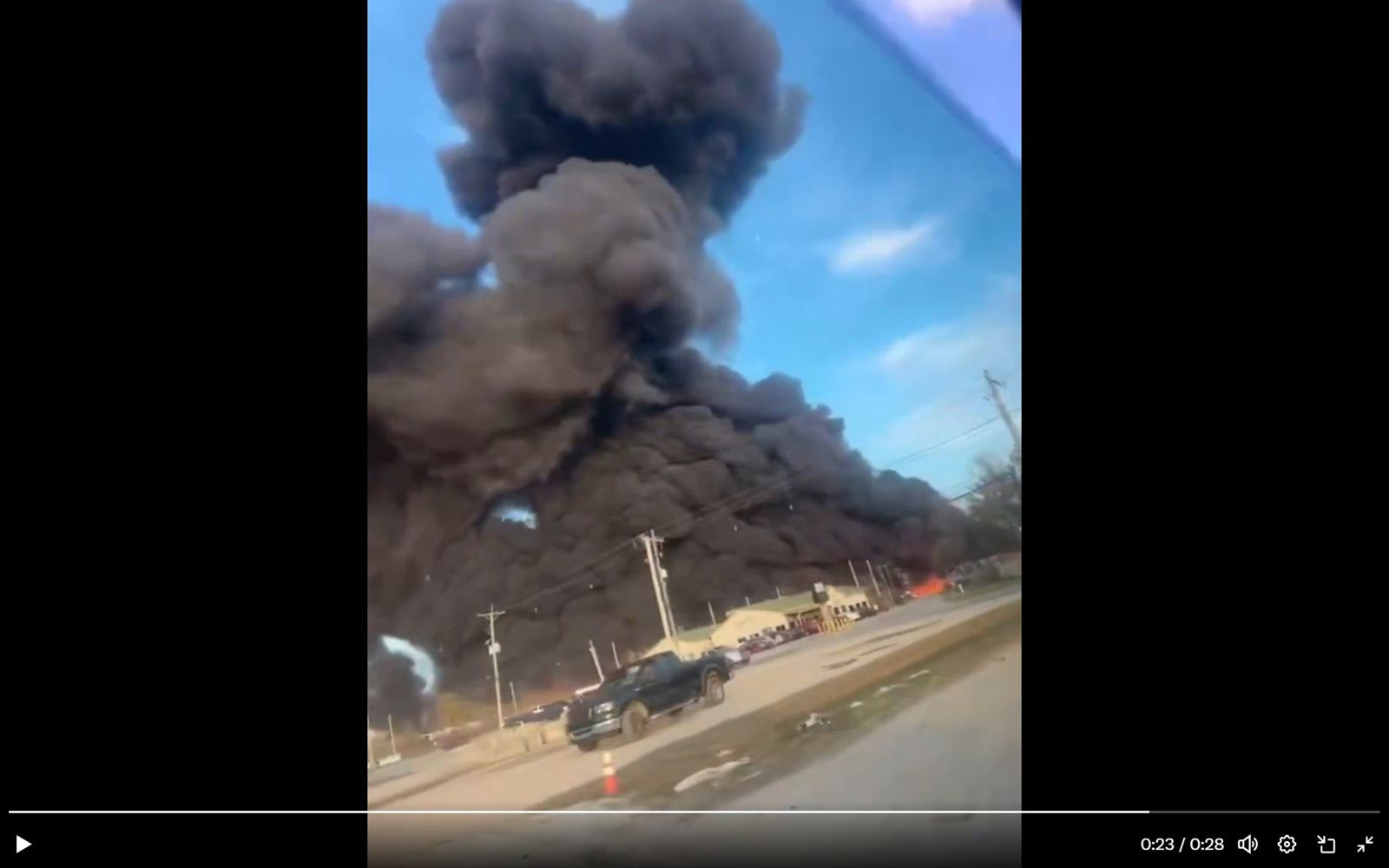 現場濃煙直竄天際。圖/翻攝FaytuksNetwork畫面