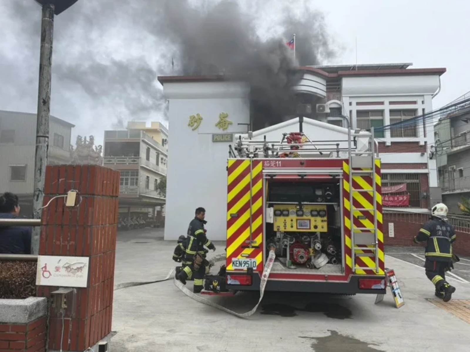 波麗士大人嚇壞！高雄派出所「二樓突竄火」　員警丟便當急逃命