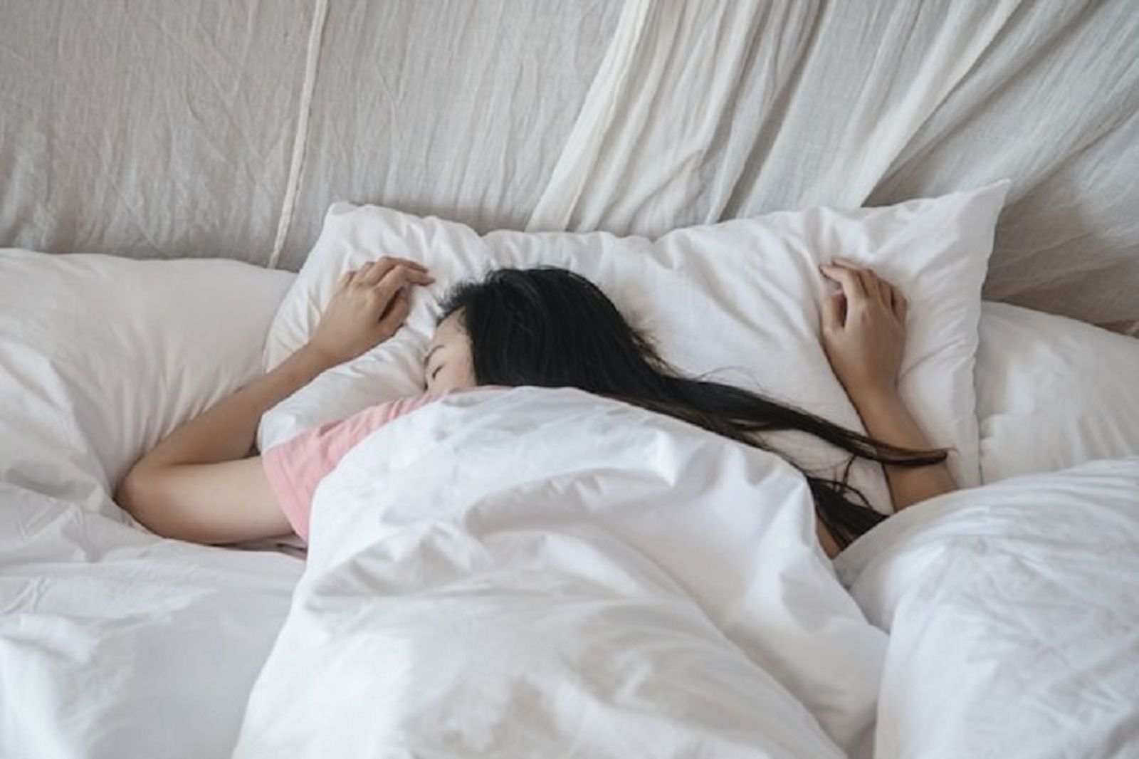 睡姿不同夢境差異大！研究揭左側臥易焦慮夢　一票受試者「這姿勢」：和名人色色、目睹UFO
