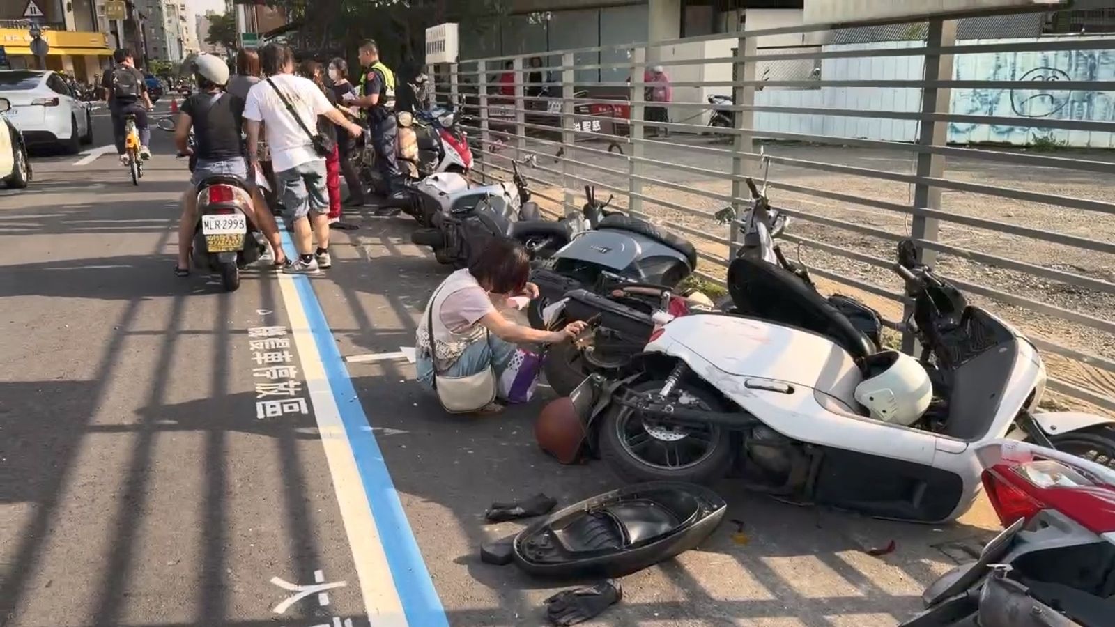 整排機車被撞倒一地。民眾提供