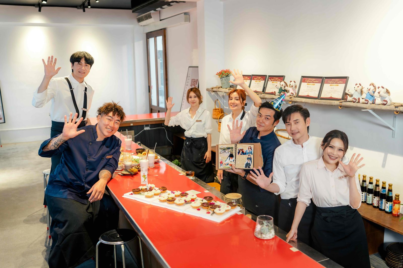 左起郭泓志、小玉、白安、莎莎、姚元浩、包偉銘、周蕙。好看娛樂提供