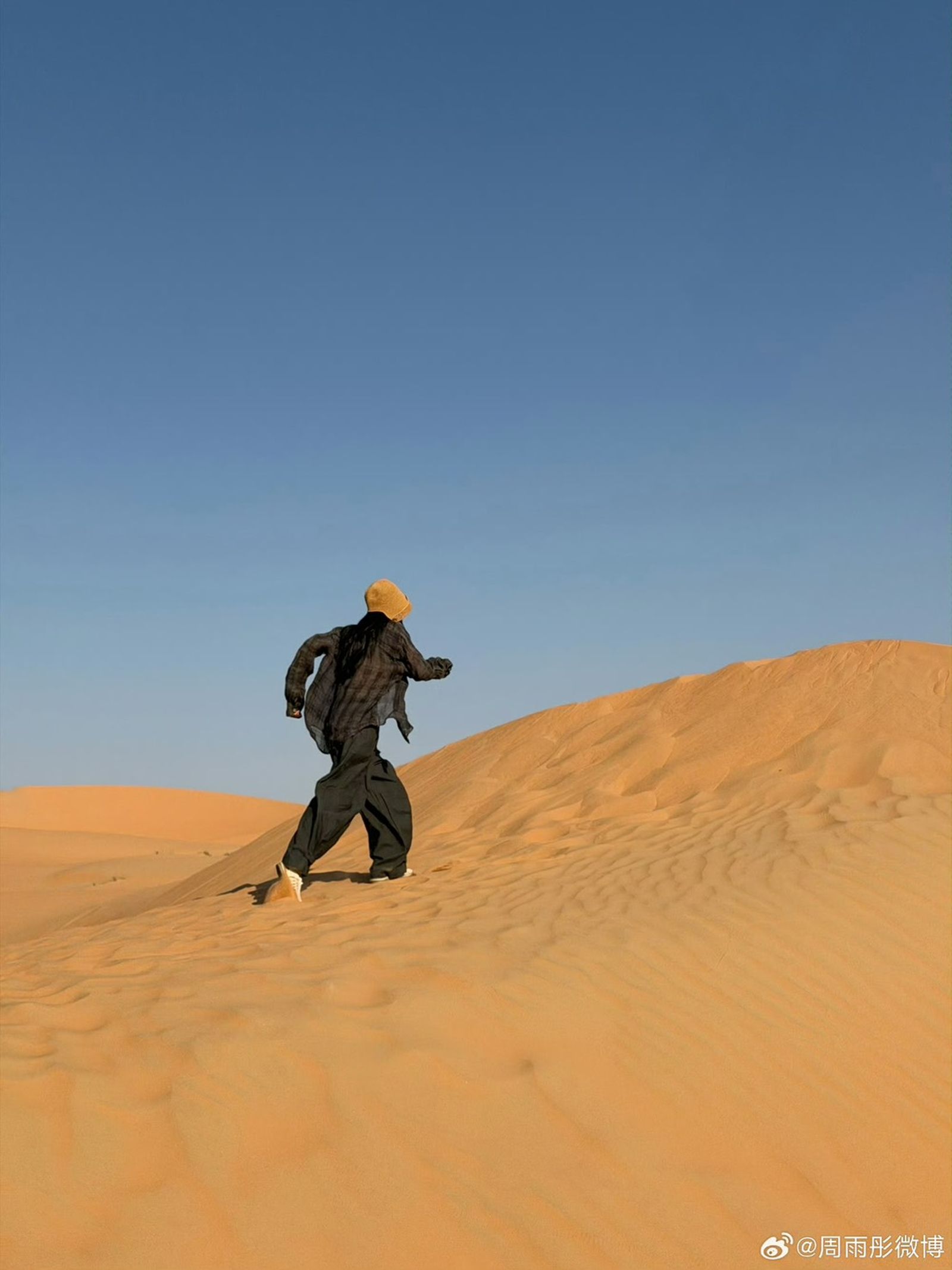 周雨彤分享在沙漠狂奔旅遊照。翻攝微博