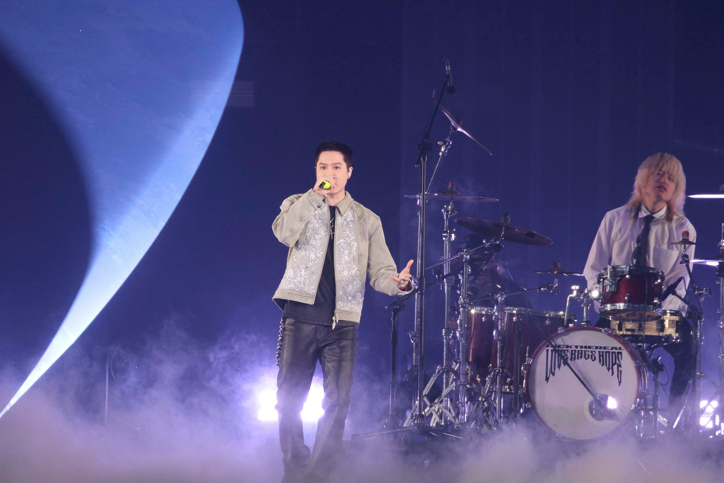 周湯豪出道16年首入圍金曲歌王「比莉姐哭了」 KKBOX後台歪樓變「手環代言現場」