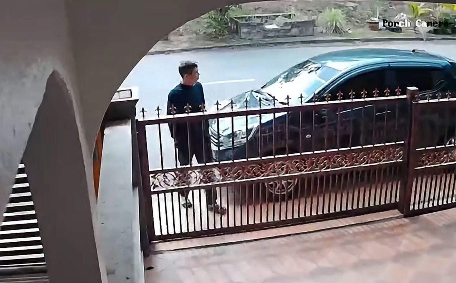 男子試圖闖入民宅時還環顧四周以確定沒人。圖／翻攝自FB／INFO SEMASA, RIADAH, MUSIBAH, KEMALANGAN, BENCANA KEDAH & UTARA