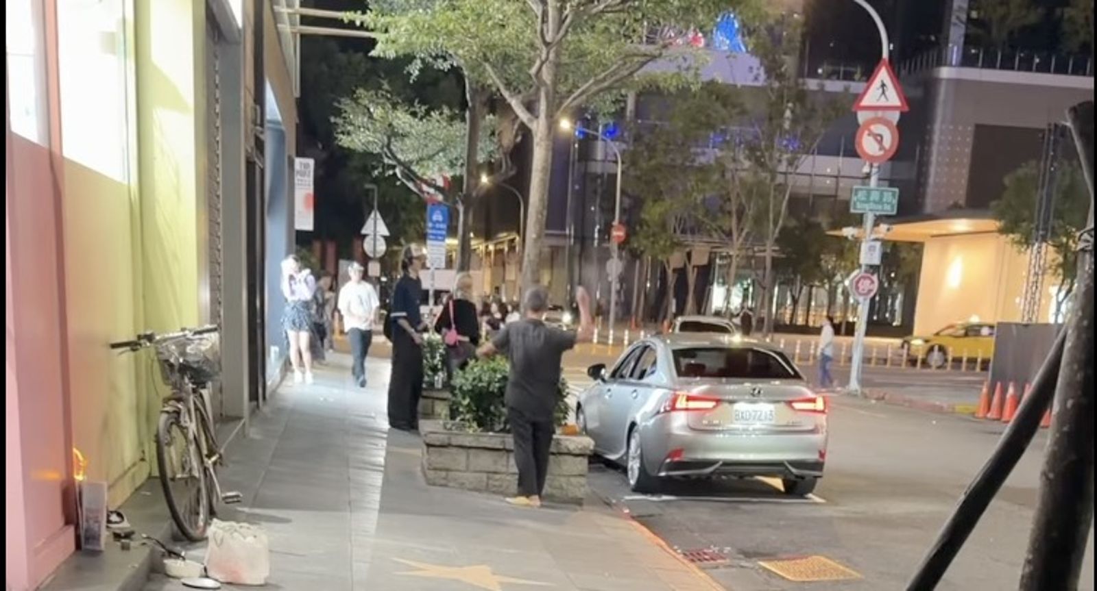 該男子將路樹當標靶,拿水果刀投擲。圖/李小姐提供