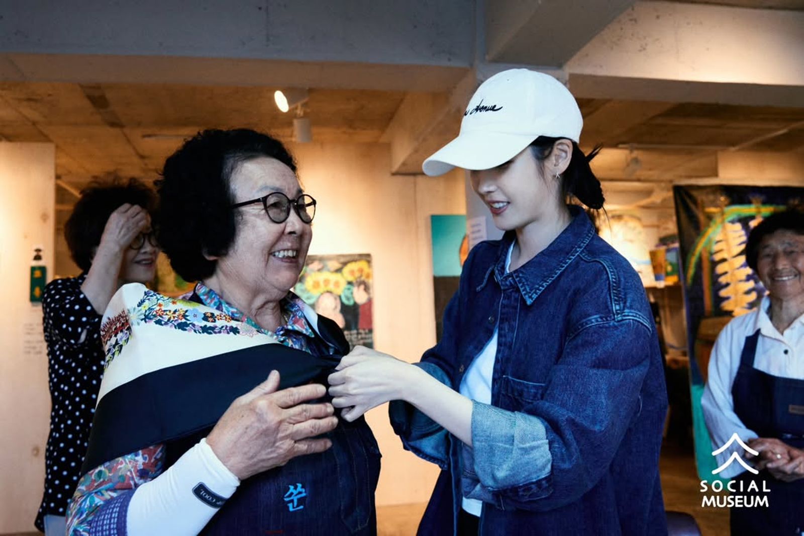 IU現身濟州島豪送愛馬仕絲巾 87歲阿嬤畫家:愛純回來了